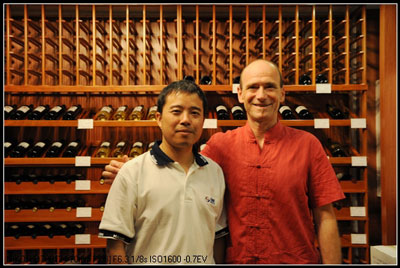 納新紅酒總經(jīng)理：龐總與法國品酒師：Renaud