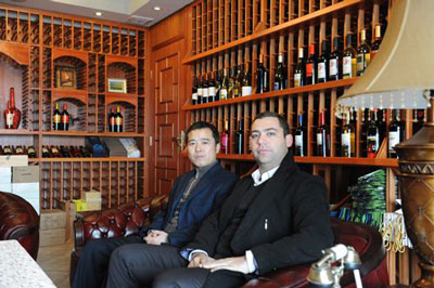 納新紅酒總經(jīng)理與Tomas先生合影
