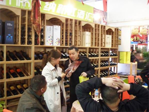 現場咨詢納新紅酒的客人