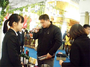 客人在品嘗納新的紅酒1