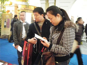 仔細閱讀納新紅酒資料