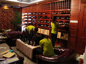 納新員工在清點(diǎn)產(chǎn)品