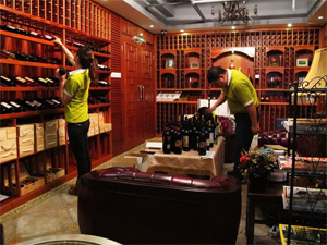 納新員工將展示柜中的產(chǎn)品移出