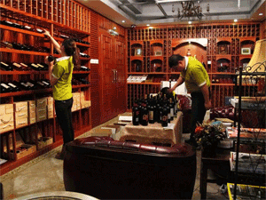 盛夏來(lái)臨，納新紅酒匯展酒移至雙溫室保存