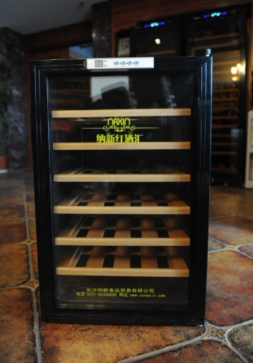 納新龍年送酒柜活動(dòng)