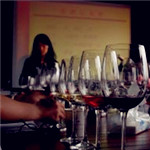 逸香葡萄酒教育高級(jí)講師亓聞帶領(lǐng)納新學(xué)員共度葡萄酒品鑒會(huì) 