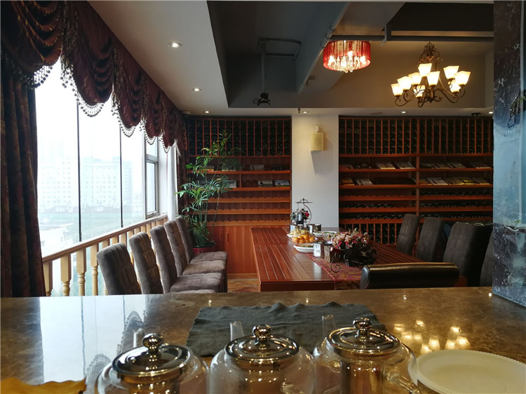 品茶品酒 老友相聚會(huì)