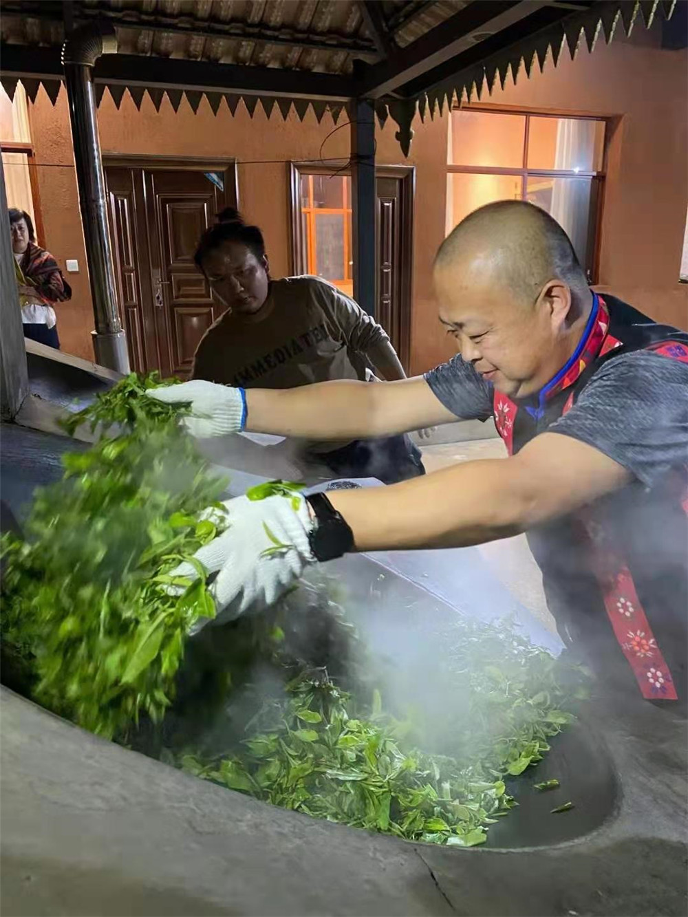 2021納新勐海茶山行 -- 茶葉殺青、揉捻，完美體驗