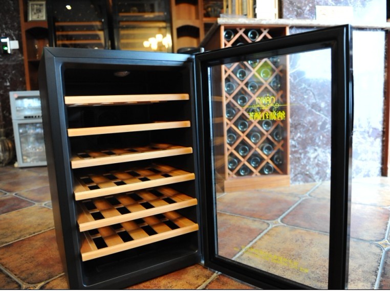 納新恒溫酒柜內部圖