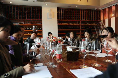 經(jīng)銷(xiāo)商們品鑒納新美酒