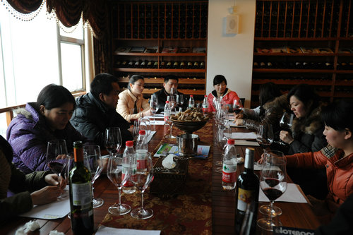 經(jīng)銷(xiāo)商們品鑒納新美酒