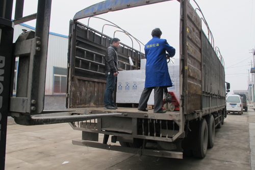 西班牙紅酒抵達(dá)恒溫倉(cāng)庫(kù)