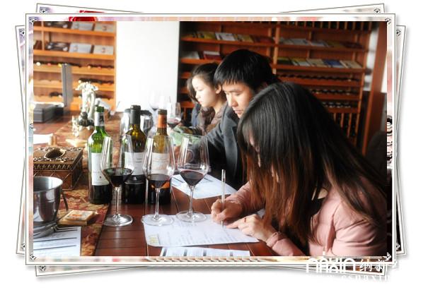 品鑒會(huì)上品酒師認(rèn)真做品酒筆記