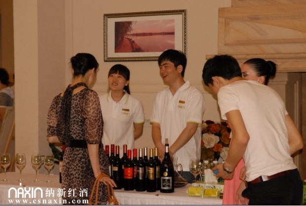 納新侍酒人員熱情服務(wù)
