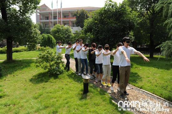 月亮隊(duì)團(tuán)結(jié)協(xié)作、穩(wěn)步向前，最終領(lǐng)先