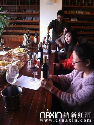納新紅酒——派發(fā)禮物