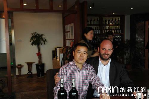 納新紅酒總經(jīng)理龐驚宇先生與圣女莊園莊主Anael PAYROU合影