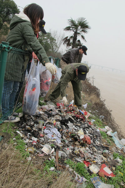 志愿者們?cè)谇謇砝? width=