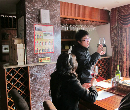 品酒師進(jìn)行培訓(xùn)