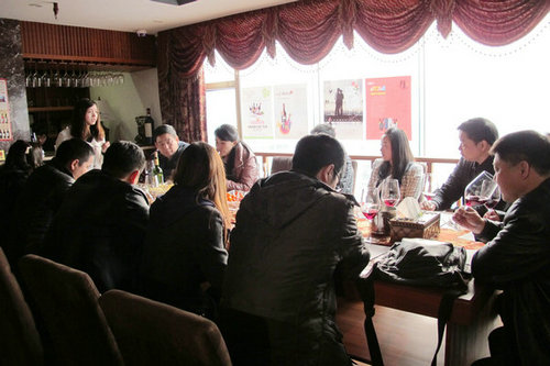 葡萄酒愛好者進(jìn)行培訓(xùn)