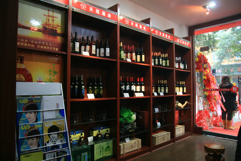 展示柜里的納新西班牙原瓶裝進(jìn)口葡萄酒