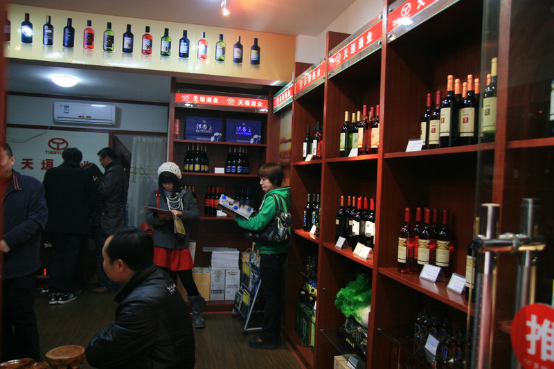 葡萄酒愛好者們紛紛交流和學(xué)習(xí)葡萄酒知識