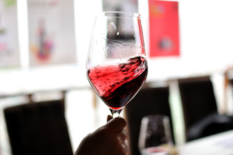 酒在杯中旋轉(zhuǎn)，酒香早已溢滿房間