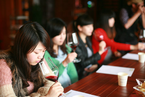 深呼吸，讓酒香爬進你的心